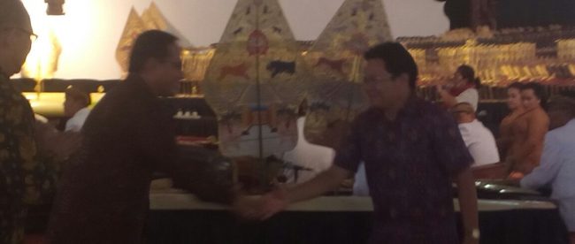 Direktur Kesenian dan Budaya Kemendikbud Restu Gunawan (kanan) usai meresmikan Festival Dalang Bocah Nasional 2017, Taman Mini 21/9 (dok. KM)
