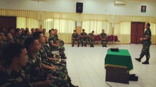 Danrindam Jaya Kolonel Inf Anton Yulianto, memberikan penataran kepada 50 Babinsa terkait materi "Proxy War" di ruang Gatot Subroto Rindam Jaya. Sabtu (30/9) (dok.KM)