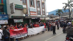 Massa tolak pemberlakuan SSA demo di wilayah Pancoranmas, Depok Kamis 7/9 (dok. KM)