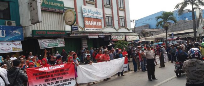Massa tolak pemberlakuan SSA demo di wilayah Pancoranmas, Depok Kamis 7/9 (dok. KM)