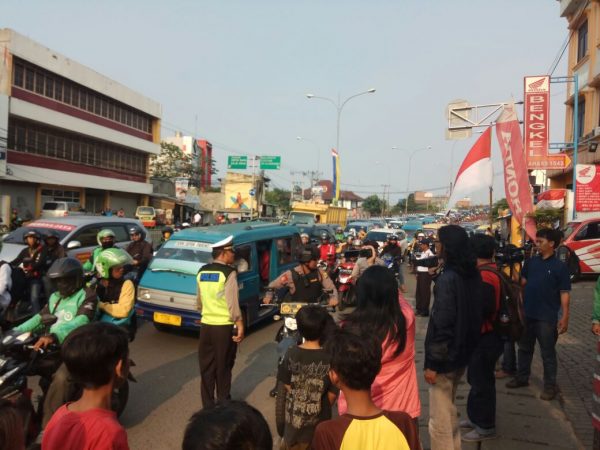 Imbas unjuk rasa penolakan SSA di Jalan Dewi Sartika, Depok, lalu lintas tersendat (dok. KM)