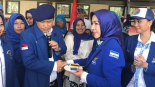 Ketua DPD PD DKI Santoso (kiri) dengan bendahara Mariana Harahap saat peringatan HUT SBY di Jakarta, Sabtu 9/9 (dok. KM)