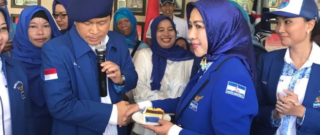 Ketua DPD PD DKI Santoso (kiri) dengan bendahara Mariana Harahap saat peringatan HUT SBY di Jakarta, Sabtu 9/9 (dok. KM)