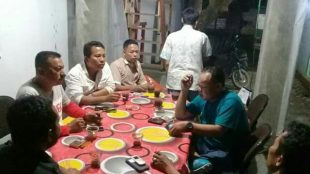 Ketum Kamtibmas Indonesia, Sutan Erwin Sihombing dan Ketua Partai Republik Sumut, Drs. Ardiyansyah Tanjung, sedang alot berdiskusi dengan para aktifis lainnya