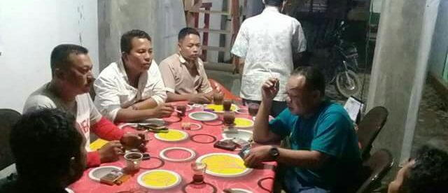 Ketum Kamtibmas Indonesia, Sutan Erwin Sihombing dan Ketua Partai Republik Sumut, Drs. Ardiyansyah Tanjung, sedang alot berdiskusi dengan para aktifis lainnya