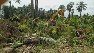 Alat berat yang beroperasi meratakan bangunan milik warga di Dusun Cinta Dapat, Kabupaten Langkat, Sumatera Utara (dok. KM)