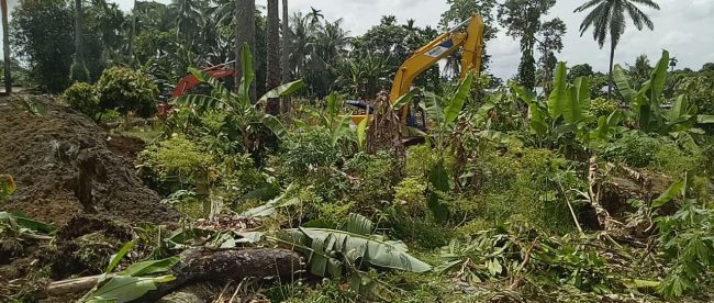 Alat berat yang beroperasi meratakan bangunan milik warga di Dusun Cinta Dapat, Kabupaten Langkat, Sumatera Utara (dok. KM)