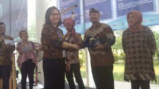 Wakil Rektor UMN Bidang Kemahasiswaan, Ika, saat memberikan plakat kepada kepala Anjungan Provinsi Jambi Amrusyah (dok. KM)