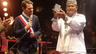 Poto Ki Dalang H. Dadan Sunandar Sunarya saat menerima medali penghargaan dari Walikota Charleville-Mezieres, Perancis (dok. KM)