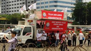 Sejumlah peserta Aksi 299 mulai berdatangan di depan Kompleks Parlemen, Jakarta Jumat 29/9 (dok. KM)