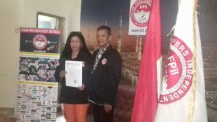 Ketua Presidium FPII, Kasihhati (kiri)