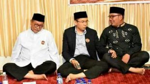Gubernur Nusa Tenggara Barat (tengah) diapit Wagub Jawa Barat Deddy mizwar (kiri) dan Walikota Bandung Ridwan Kamil (dok. KM)