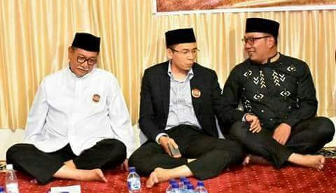 Gubernur Nusa Tenggara Barat (tengah) diapit Wagub Jawa Barat Deddy mizwar (kiri) dan Walikota Bandung Ridwan Kamil (dok. KM)