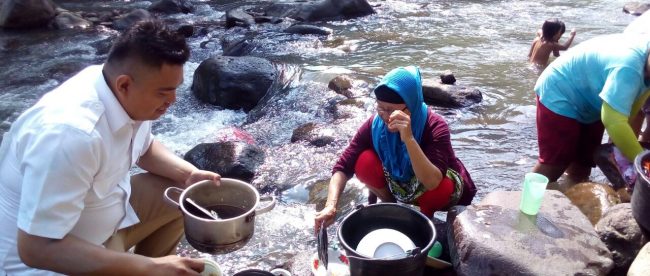Bakal Calon Wakil Walikota Bogor Harry Ara membantu mencuci dandang warga di Sungai Cisadane saat berkunjung ke Kelurahan Pasir Jaya, Sabtu 16/9 (dok. KM)