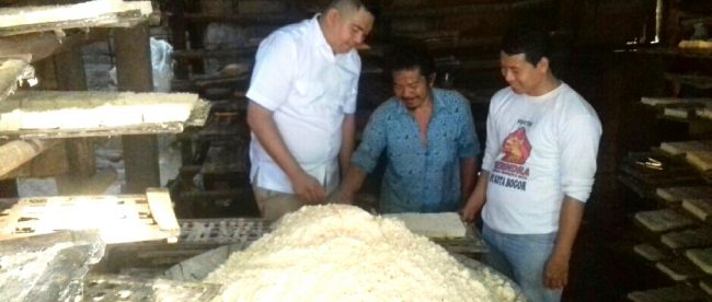 Harry Ara sedang belajar membuat oncom di Bogor Barat (dok. KM)