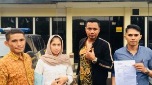 Verawati Sulastri bersama tim kuasa hukumnya setelah membuat LP Di Polres Metro Bekasi, Minggu 24/9 (dok. KM)