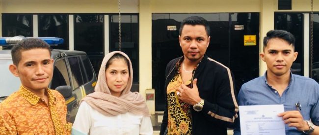 Verawati Sulastri bersama tim kuasa hukumnya setelah membuat LP Di Polres Metro Bekasi, Minggu 24/9 (dok. KM)