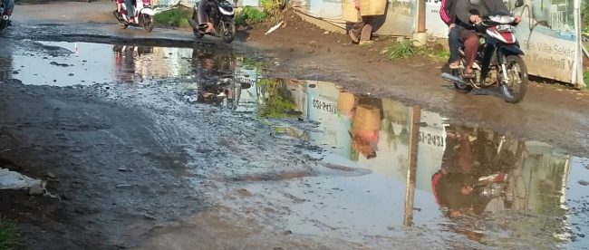 Warga melintasi jalan rusak di wilayah Kabupaten Bogor (KM Stock)
