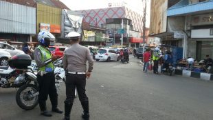 Anggota kepolisian berjaga-jaga di dekat kawasan Jembatan Merah, Kota Bogor (dok. KM)
