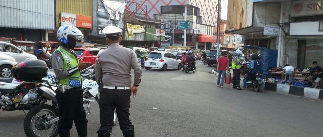 Anggota kepolisian berjaga-jaga di dekat kawasan Jembatan Merah, Kota Bogor (dok. KM)