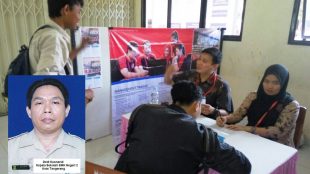 Pencari kerja sedang mengisi formulir aplikasi dalam Job Matching SMK di SMKN 2 Tangerang (Foto insert: Dedi Kurniadi, Kepala Sekolah SMKN 2 Tangerang) (dok. KM)
