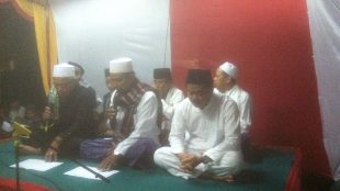 Kades Rancapaku, Sukabumi, dan ulama memimpin doa bersama untuk Rohingya dalam rangkaian peringatan tahun baru Hijriyah, Rabu malam 20/9 (dok. KM)