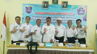 Kadisdik Kota Depok M. Thamrin (tengah) beserta Kepsek SMPN 5 dan staf usai Workshop PPK, Jumat 8/9 (dok. KM)