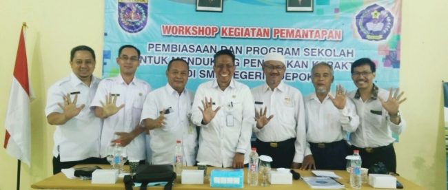 Kadisdik Kota Depok M. Thamrin (tengah) beserta Kepsek SMPN 5 dan staf usai Workshop PPK, Jumat 8/9 (dok. KM)