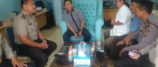 Kapolsek Ciledug Kompol Sutrisno (kiri)