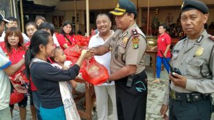 Berikan sembako pada warga, Kapolsek Neglasari membuka giat bakti sosial di Vihara Bhutong, Tangerang, Senin 18/9 (dok. KM)