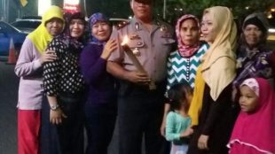 Kapolsek Neglasari mengawal Pawai Obor Majlis Taâ€™lim Nur Attaubah (dok. KM)
