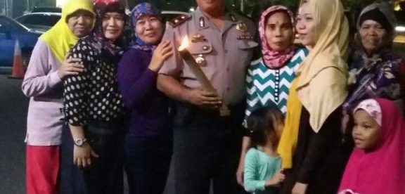 Kapolsek Neglasari mengawal Pawai Obor Majlis Taâ€™lim Nur Attaubah (dok. KM)