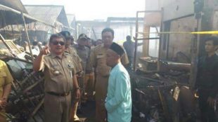 Kunjungan Bupati Garut Rudy Gunawan ke Pasar Leles yang terbakar, Selasa 12/9 (dok. kM)