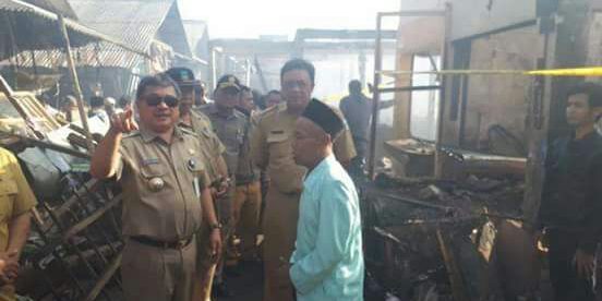 Kunjungan Bupati Garut Rudy Gunawan ke Pasar Leles yang terbakar, Selasa 12/9 (dok. kM)