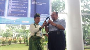 Deny Husni dari Anjungan Jambi TMII saat memberikan cinderamata pada Rektor UMN Ninok Leksono, Rabu pagi 13/9 (dok. kM)