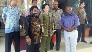 Staf Khusus Presiden RI Lenis Kogoya (kedua dari kiri) beserta tokoh Papua dan Keta Umum PDI Perjuangan Megawati Soekarnoputri (ist)