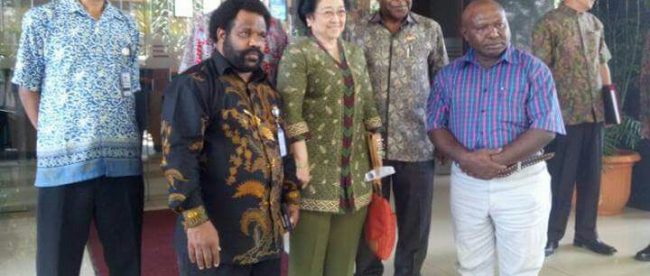 Staf Khusus Presiden RI Lenis Kogoya (kedua dari kiri) beserta tokoh Papua dan Keta Umum PDI Perjuangan Megawati Soekarnoputri (ist)