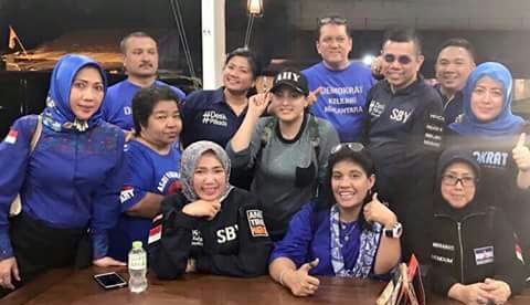 Bendahara DPD Partai Demokrat Mariana Harahap (kiri) bersama sejumlah kader dan pengurus Partai Demokrat (dok. KM)