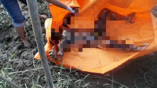 Sesosok mayat yang dievakuasi dari Sungai Bingai, Senin sore 18/9 (dok. KM)