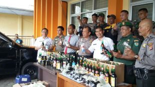 Jajaran aparat gabungan memperlihatkan barang bukti miras hasil operasi saat diamankan di kantor Kecamatan Bogor Selatan, Kamis 28/9 (dok. KM)