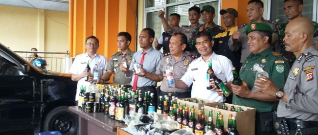 Jajaran aparat gabungan memperlihatkan barang bukti miras hasil operasi saat diamankan di kantor Kecamatan Bogor Selatan, Kamis 28/9 (dok. KM)