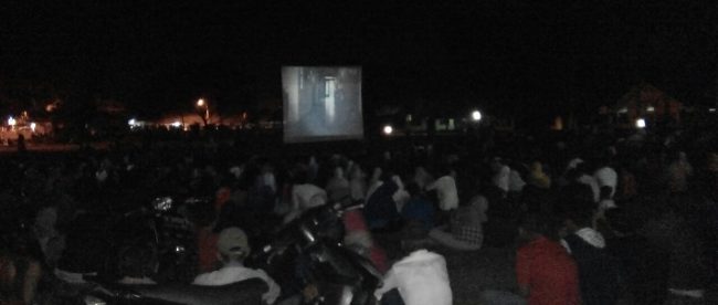 Warga memadati Lapangan Badak Putih, Cariu untuk mengikuti Nobar Film G30S/PKI (dok. KM)