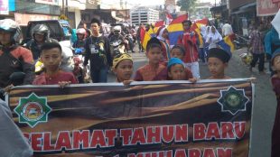 Pawai taaruf yang digelar ratusan warga Kp Nyangkoek bersama anak-anak santri (dok. KM)