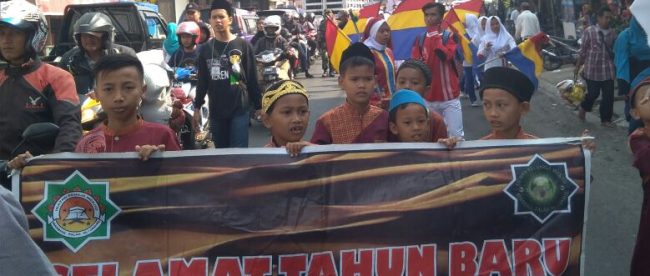 Pawai taaruf yang digelar ratusan warga Kp Nyangkoek bersama anak-anak santri (dok. KM)