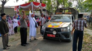 Kapolsektro Neglasari melepas rombongan pawai taaruf di Kecamatan Neglasari, Tangerang, Kamis 21/9 (dok. KM)