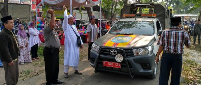 Kapolsektro Neglasari melepas rombongan pawai taaruf di Kecamatan Neglasari, Tangerang, Kamis 21/9 (dok. KM)