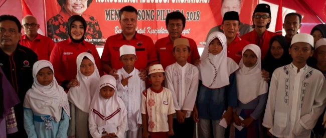 Tokoh PDIP Kabupaten Bogor dan Anggota DPR-RI Adian Napitupulu (tengah) bersama anak yatim yang diberikan santunan, Sabtu 9/9 (dok. KM)
