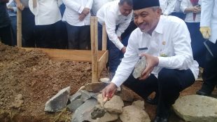 Wakil Walikota Bekasi Ahmad Syaikhu meletakkan batu pertama dalam pembangunan SMKN 15 Kota Bekasi, Rabu 6/9 (dok. KM)