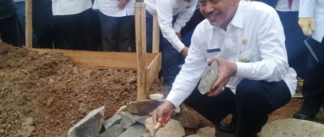 Wakil Walikota Bekasi Ahmad Syaikhu meletakkan batu pertama dalam pembangunan SMKN 15 Kota Bekasi, Rabu 6/9 (dok. KM)
