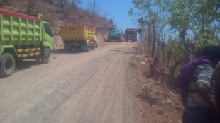 Pengerjaan rehabilitasi jalan Tawali-Sape, Kabupaten Bima (dok. KM)